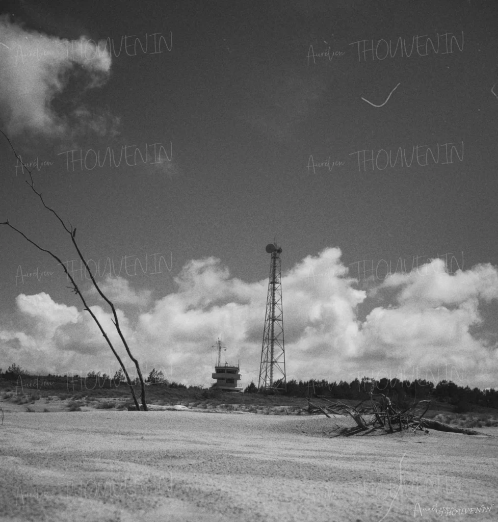 Plage et antenne Pointe-de-Grave (Noir&Blanc)