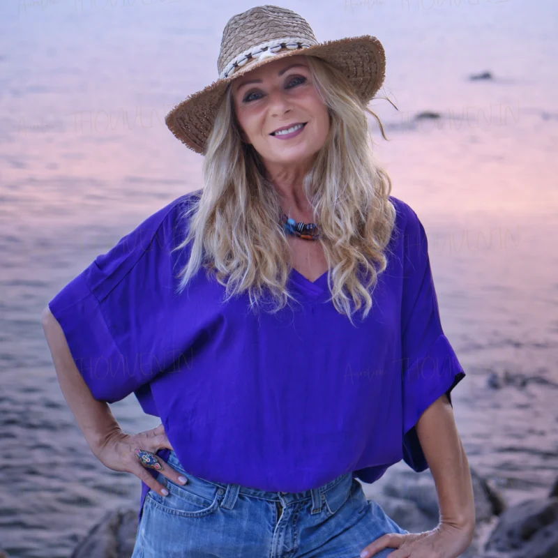 10 - Clotilde avec chapeau et haut bleu (face)