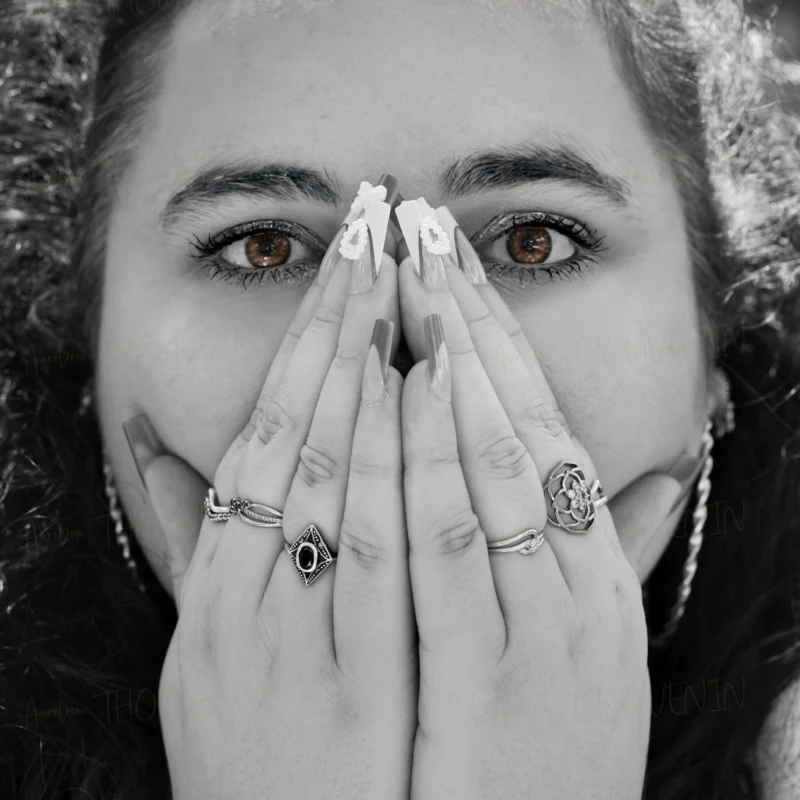 Justine Thème B and W et yeux couleurs